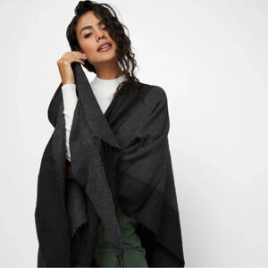 Isaac Mizrahi Cape, Black & Grey, NWOT, One Size